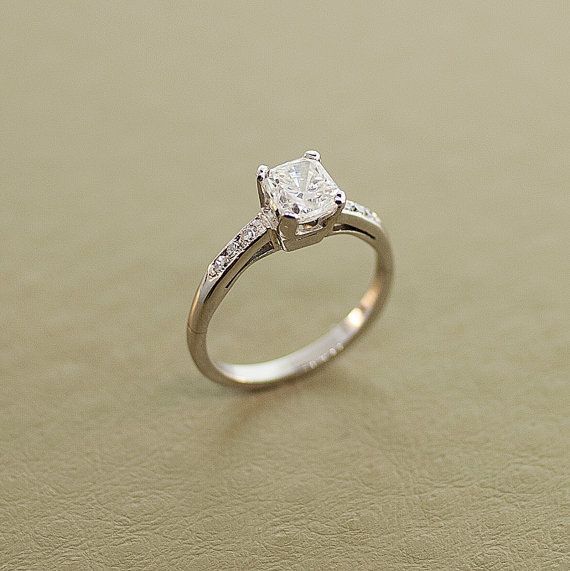 シンプルなデザインにきゅん♡ダイヤモンドが素敵なエンゲージリングをあつめました♡にて紹介している画像