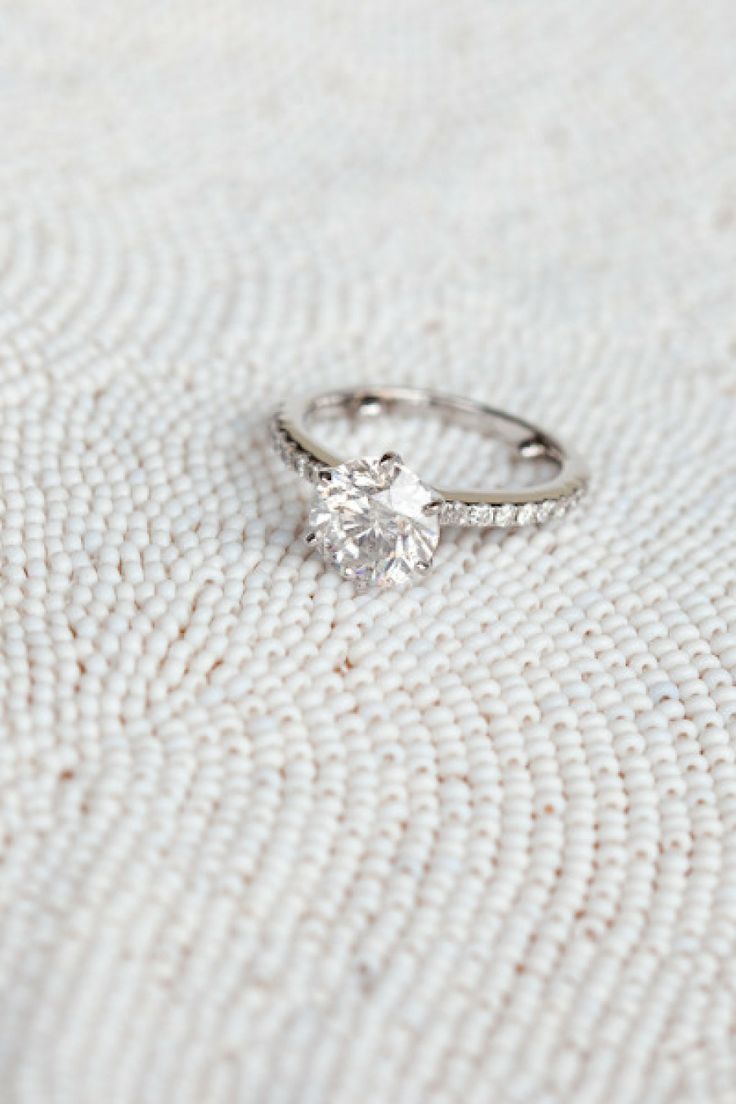 シンプルなデザインにきゅん♡ダイヤモンドが素敵なエンゲージリングをあつめました♡にて紹介している画像