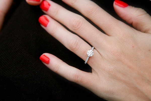 シンプルなデザインにきゅん♡ダイヤモンドが素敵なエンゲージリングをあつめました♡にて紹介している画像