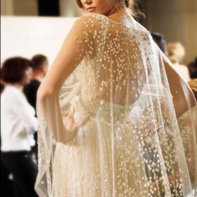 ボレロ&ケープが可愛い♡これからの季節に大注目のウェディングドレスのデザインcollectionにて紹介している画像