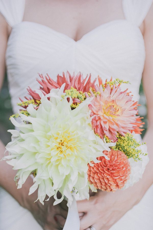 "Embrace the Language of Flowers: Celebrate Your Wedding with the Radiant 'Dahlia' in Full Bloom This Autumn"にて紹介している画像