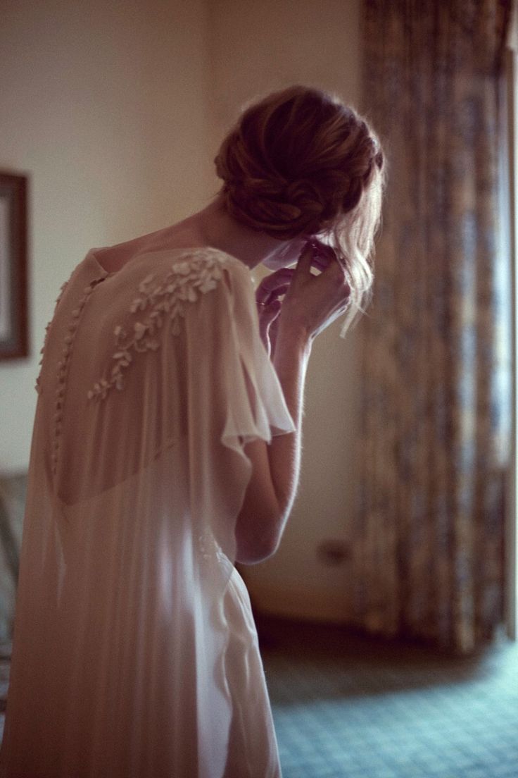 ボレロ&ケープが可愛い♡これからの季節に大注目のウェディングドレスのデザインcollectionにて紹介している画像