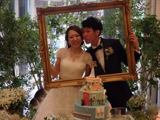 前撮りのおすすめ＊ケーキトッパーのお人形と一緒のポーズでウェディングフォトを撮るのが可愛い♡にて紹介している画像