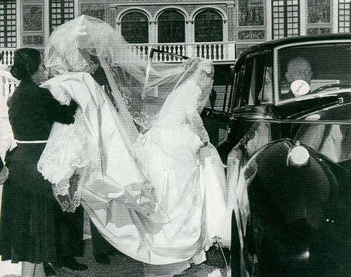"Captivating Wedding Dress Moments of Princess Grace Kelly of Monaco"にて紹介している画像