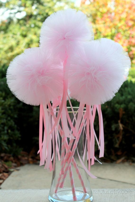 Easy DIY: Adorable Tulle Pom Poms That Create a Dreamy World ♡にて紹介している画像