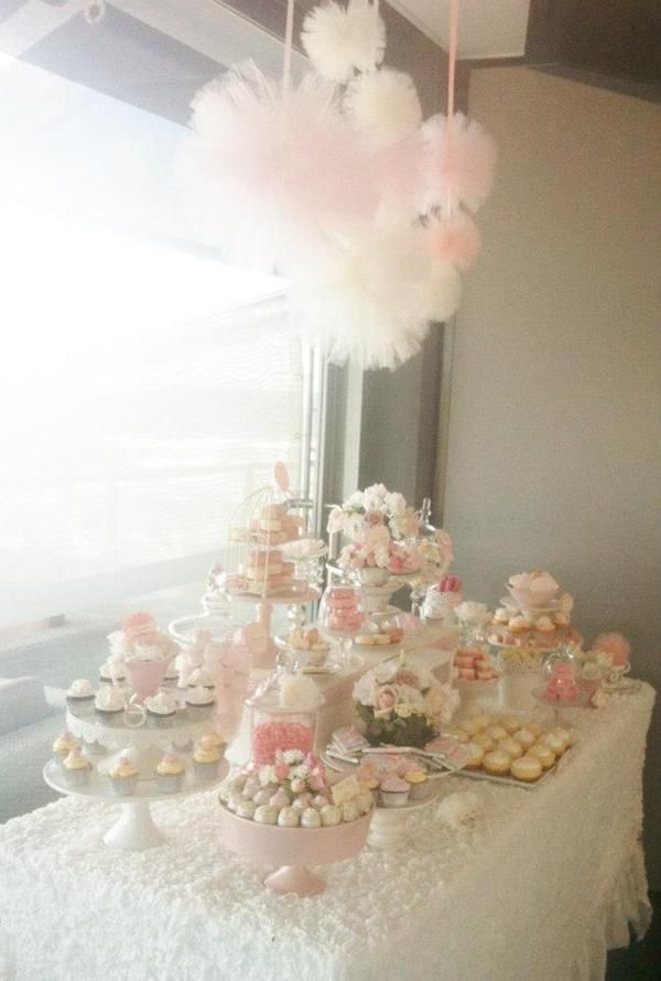 Easy DIY: Adorable Tulle Pom Poms That Create a Dreamy World ♡にて紹介している画像