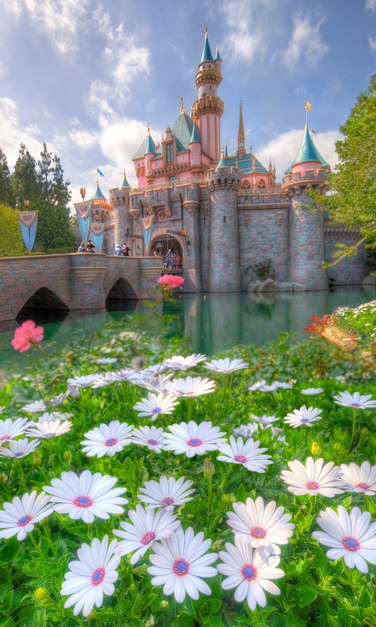 "Enchanting Fairy Tale Weddings at Disney World: A Special Feature of Dreamy Happiness"にて紹介している画像