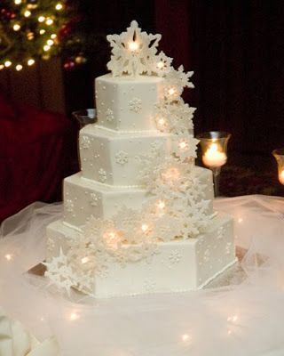 Perfect for the Holy Night: A Collection of Romantic Christmas-Themed Wedding Cakesにて紹介している画像