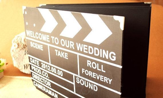 "Spice Up Your Pre-Wedding Shoot: A Collection of Adorable Retro 'Clapperboard' Poses for Wedding Photos"にて紹介している画像