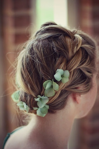 "Become the World's Cutest Bride with a Sweet Impression in a Forehead-Exposing Hairstyle that Suits Your Bright Smile!"にて紹介している画像