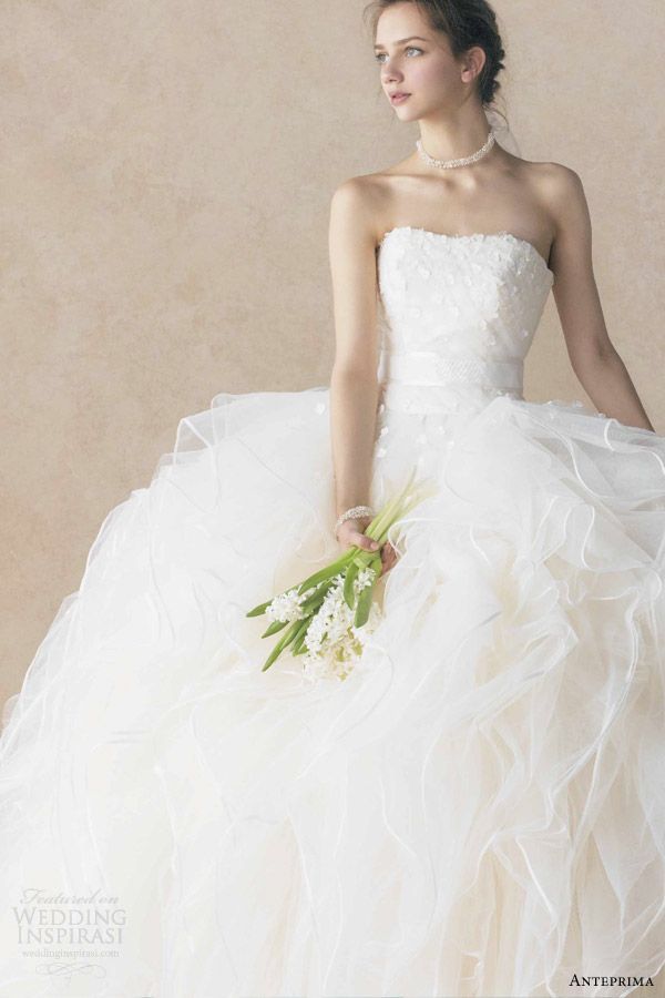 "Heartfelt Moments with Anteprima's Pure White Wedding Dresses by Design and Motif"にて紹介している画像