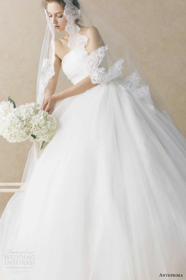 "Heartfelt Moments with Anteprima's Pure White Wedding Dresses by Design and Motif"にて紹介している画像
