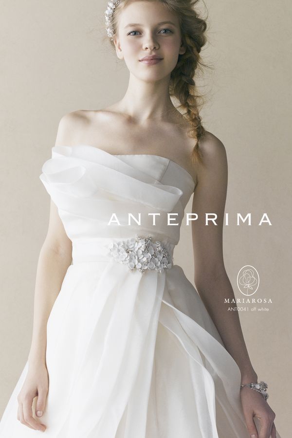 "Heartfelt Moments with Anteprima's Pure White Wedding Dresses by Design and Motif"にて紹介している画像