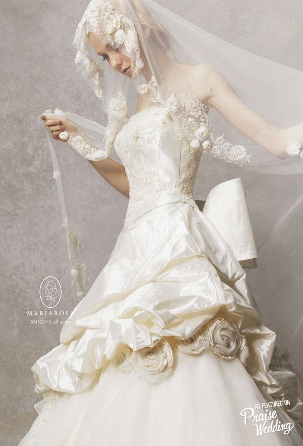 "Heartfelt Moments with Anteprima's Pure White Wedding Dresses by Design and Motif"にて紹介している画像