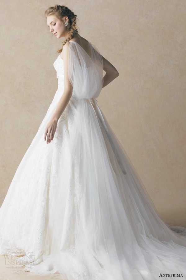 "Heartfelt Moments with Anteprima's Pure White Wedding Dresses by Design and Motif"にて紹介している画像