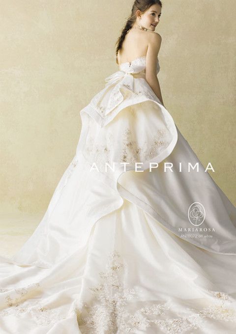 "Heartfelt Moments with Anteprima's Pure White Wedding Dresses by Design and Motif"にて紹介している画像