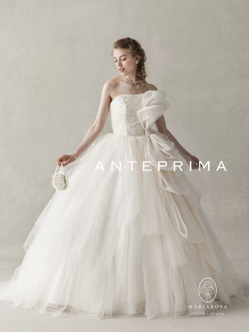 "Heartfelt Moments with Anteprima's Pure White Wedding Dresses by Design and Motif"にて紹介している画像