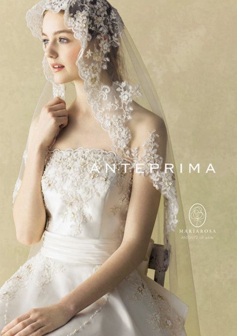 "Heartfelt Moments with Anteprima's Pure White Wedding Dresses by Design and Motif"にて紹介している画像