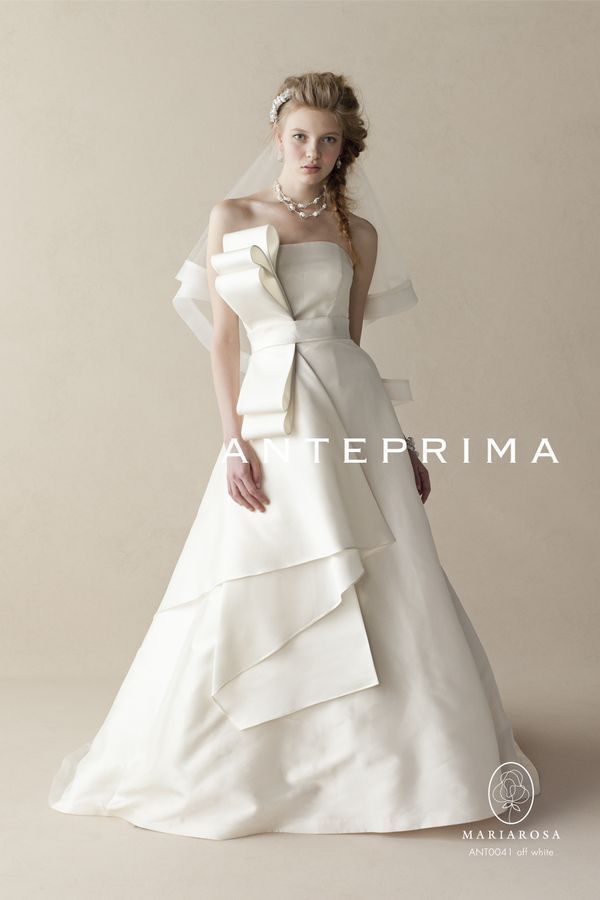"Heartfelt Moments with Anteprima's Pure White Wedding Dresses by Design and Motif"にて紹介している画像