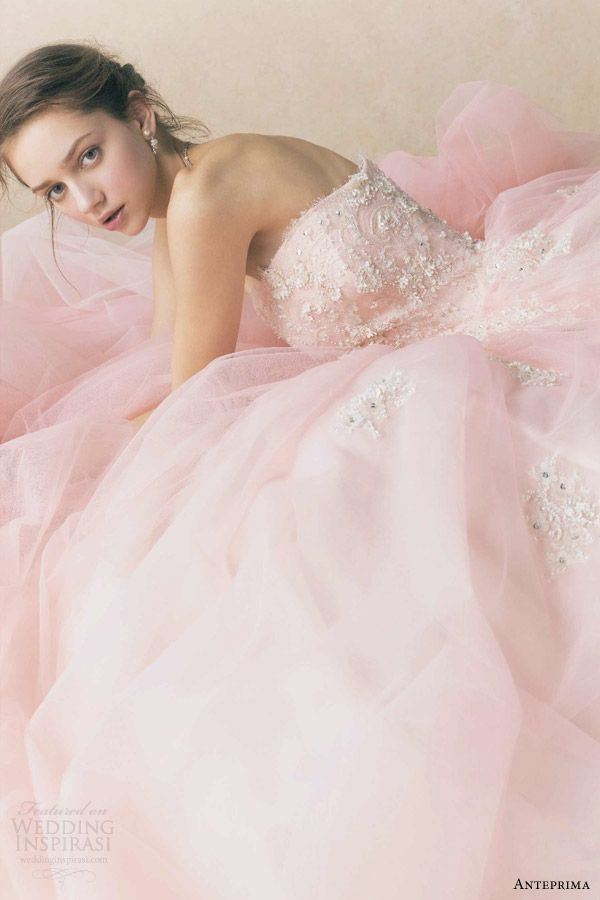 "Heartfelt Moments with Anteprima's Pure White Wedding Dresses by Design and Motif"にて紹介している画像