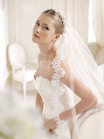 "Heartfelt Moments with Anteprima's Pure White Wedding Dresses by Design and Motif"にて紹介している画像