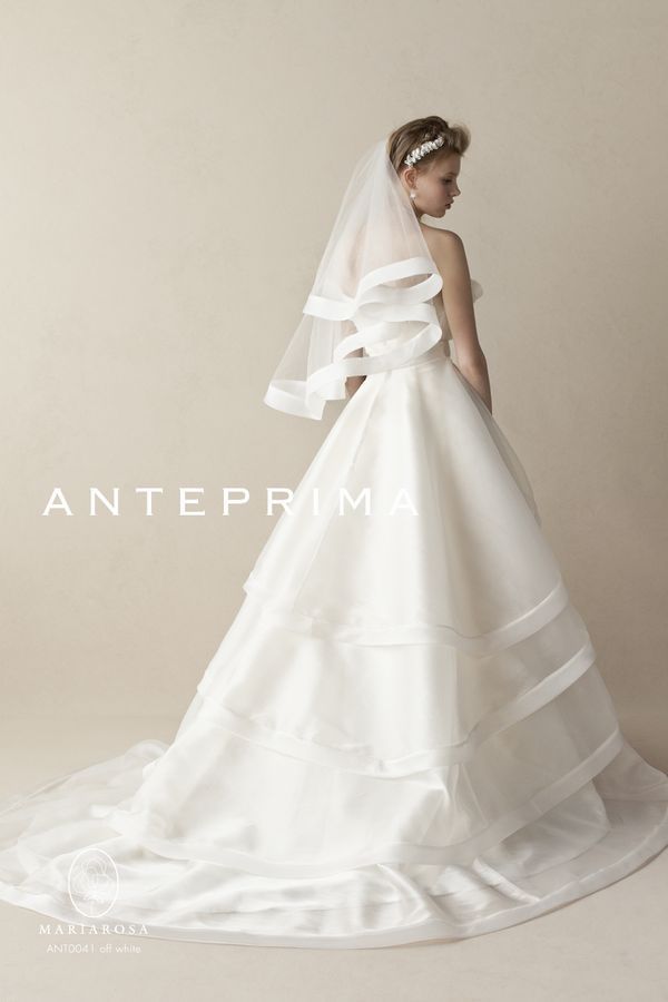 "Heartfelt Moments with Anteprima's Pure White Wedding Dresses by Design and Motif"にて紹介している画像