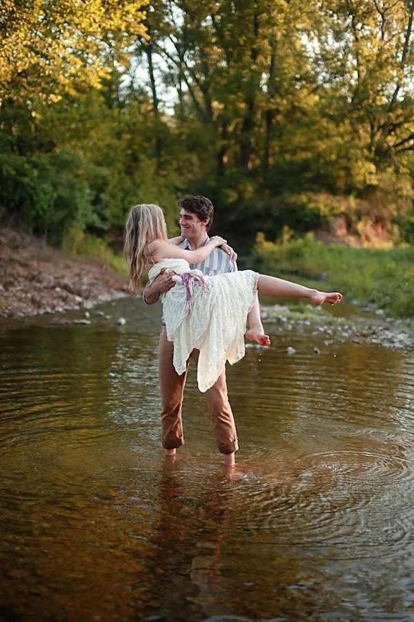 "Let's Capture a Joyful 'Princess Hug' Photo in a Wedding Dress! ♡"にて紹介している画像