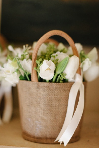 Natural & Cute Ideas for Filling a Basket with Flowers ♡にて紹介している画像