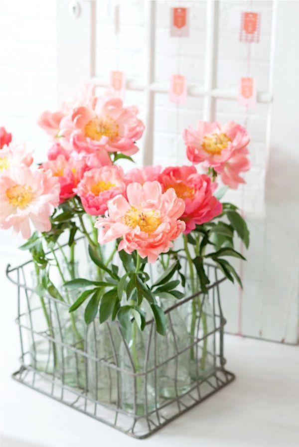 Natural & Cute Ideas for Filling a Basket with Flowers ♡にて紹介している画像