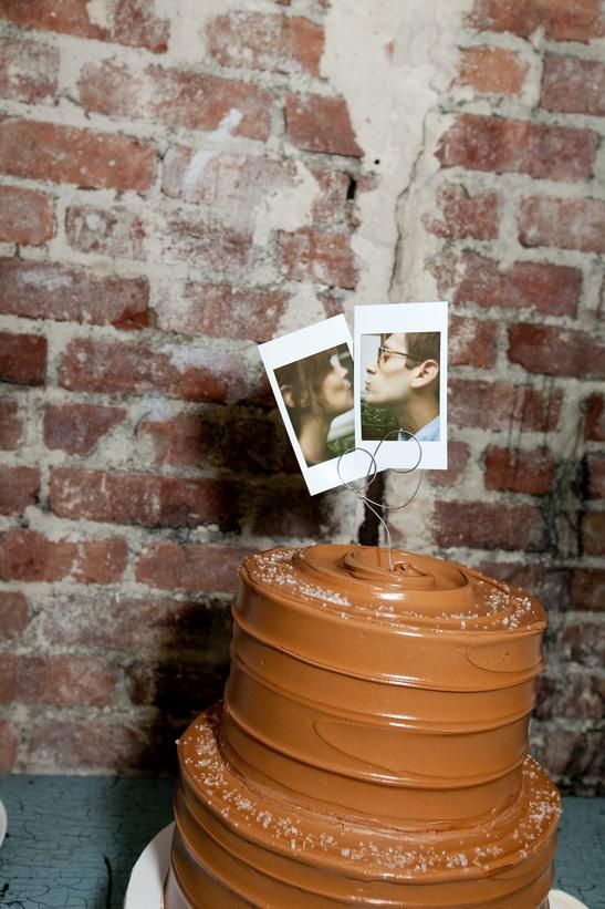 Irresistibly Charming: 7 Types of International Cake Toppers to Add Flair to Your Wedding Cake ♡にて紹介している画像