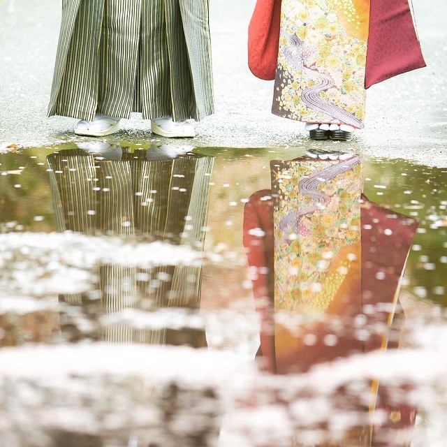 Capture the Reflection of Two in the Sparkling Water: Artistic "Water Surface Photos" for Pre-Wedding Shoots!にて紹介している画像