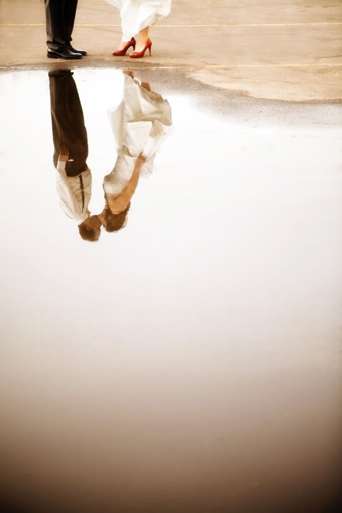 Capture the Reflection of Two in the Sparkling Water: Artistic "Water Surface Photos" for Pre-Wedding Shoots!にて紹介している画像