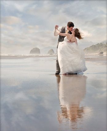 Capture the Reflection of Two in the Sparkling Water: Artistic "Water Surface Photos" for Pre-Wedding Shoots!にて紹介している画像