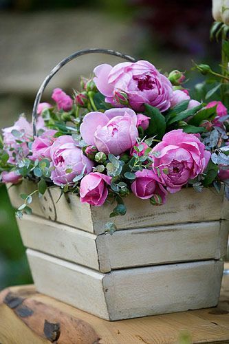 Natural & Cute Ideas for Filling a Basket with Flowers ♡にて紹介している画像