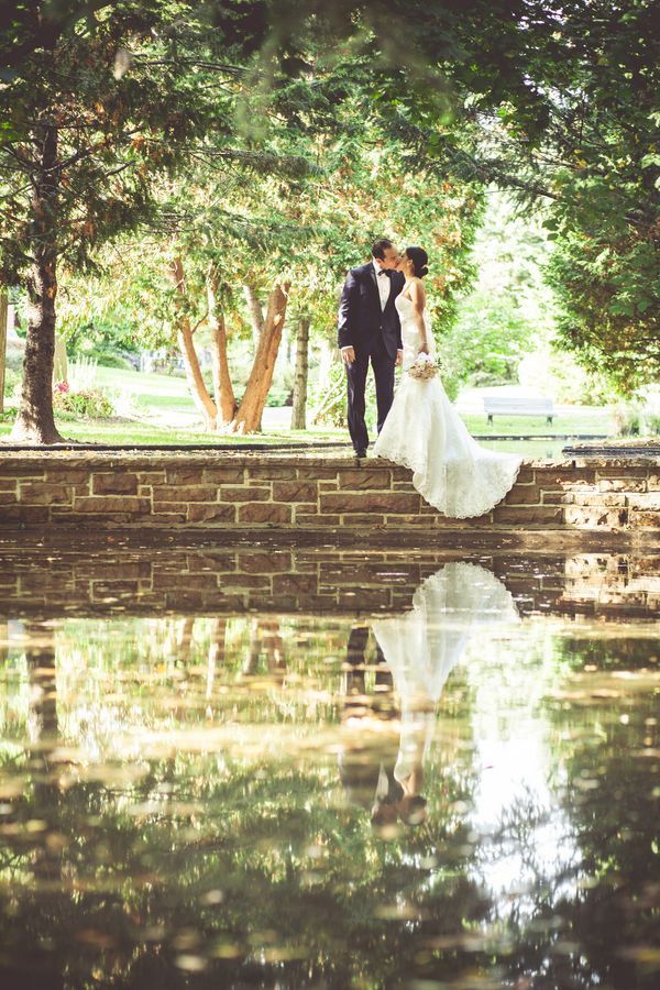Capture the Reflection of Two in the Sparkling Water: Artistic "Water Surface Photos" for Pre-Wedding Shoots!にて紹介している画像