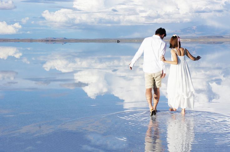 Capture the Reflection of Two in the Sparkling Water: Artistic "Water Surface Photos" for Pre-Wedding Shoots!にて紹介している画像