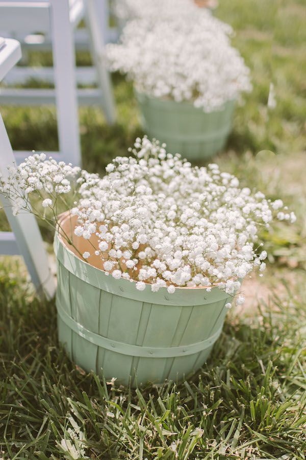 Natural & Cute Ideas for Filling a Basket with Flowers ♡にて紹介している画像