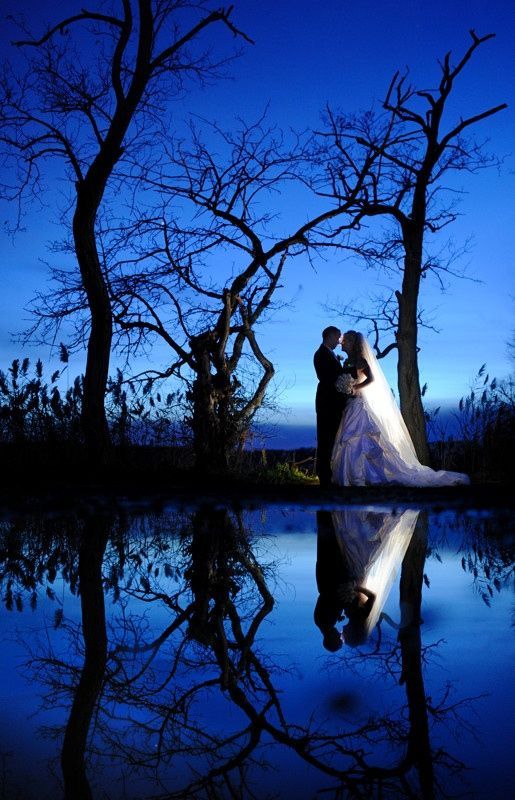 Capture the Reflection of Two in the Sparkling Water: Artistic "Water Surface Photos" for Pre-Wedding Shoots!にて紹介している画像