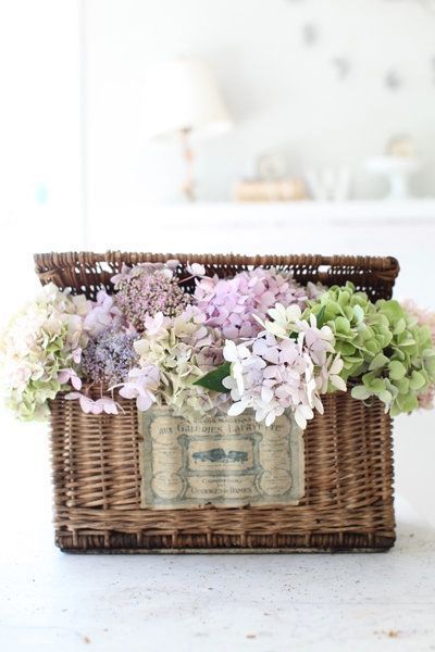 Natural & Cute Ideas for Filling a Basket with Flowers ♡にて紹介している画像