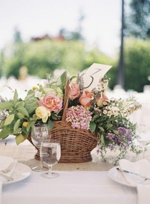 Natural & Cute Ideas for Filling a Basket with Flowers ♡にて紹介している画像