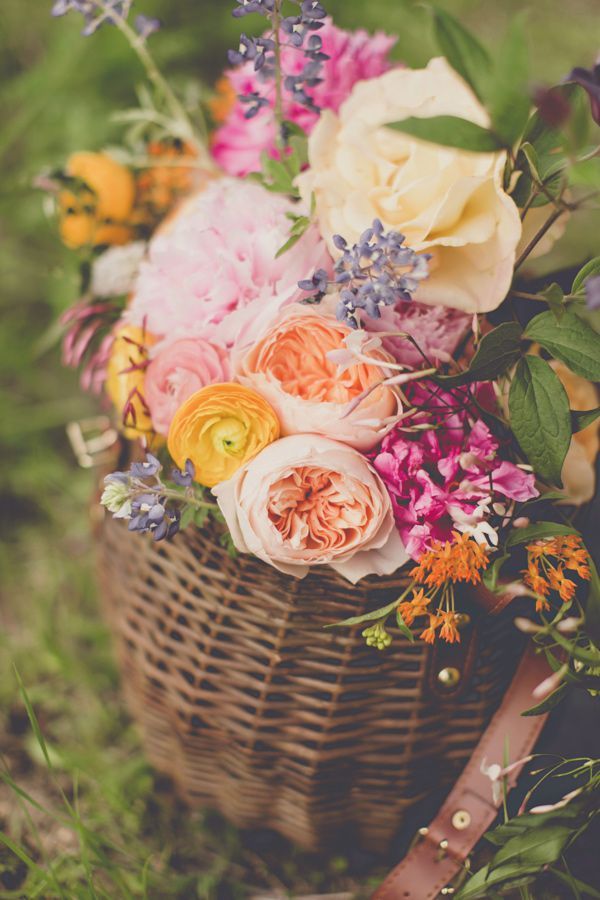 Natural & Cute Ideas for Filling a Basket with Flowers ♡にて紹介している画像