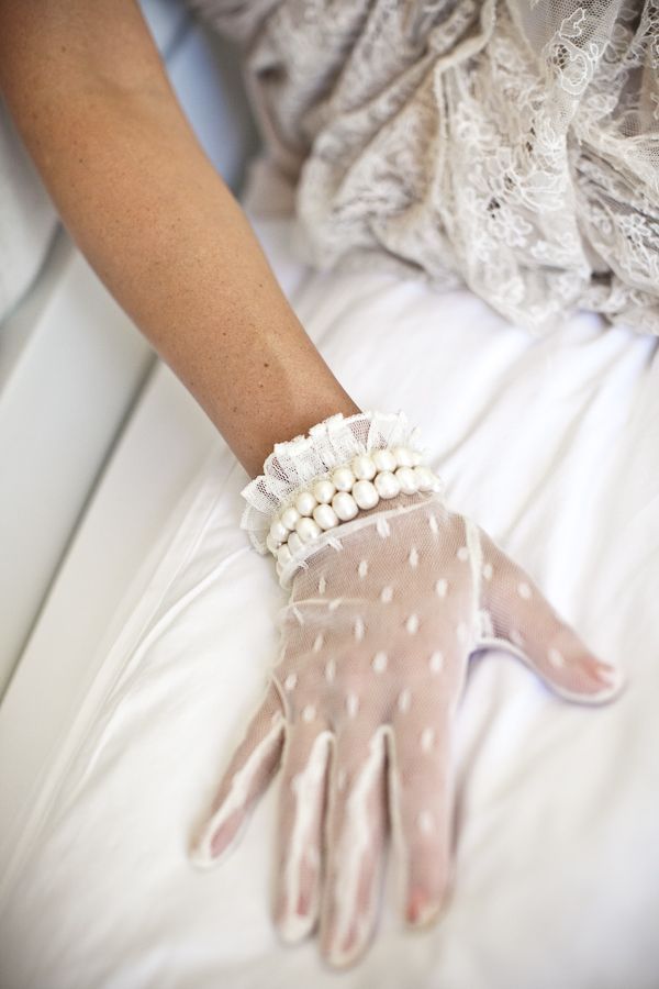 Essential Items for an Elegant Bride: A Cute Collection of Gloves by Type ♡にて紹介している画像