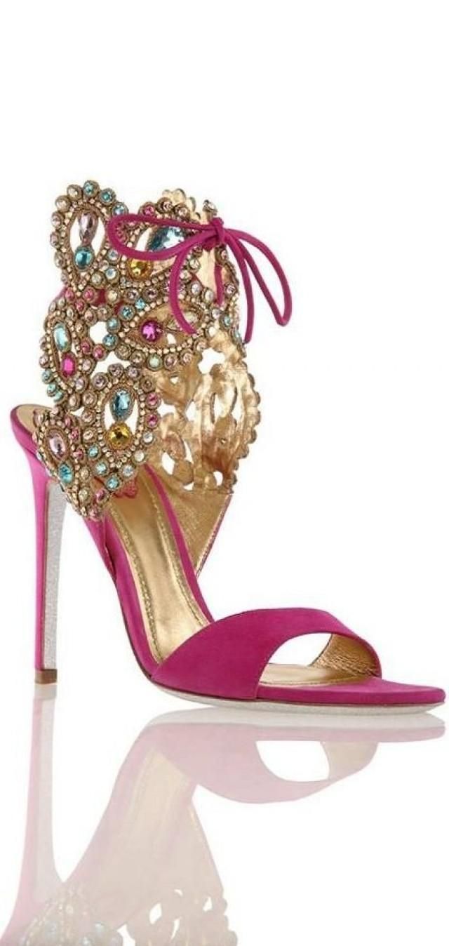 Become the Most Beautiful Bride with the Heels of 'René Caovilla', the Brand That Also Created Glass Slippers!にて紹介している画像