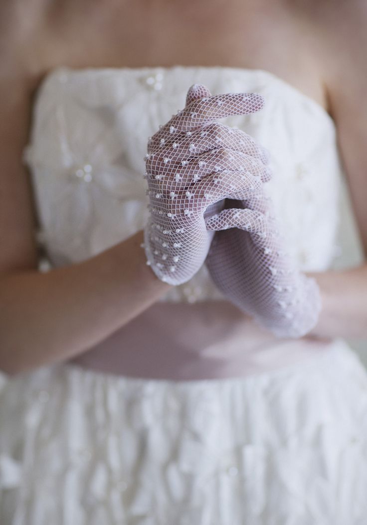 Essential Items for an Elegant Bride: A Cute Collection of Gloves by Type ♡にて紹介している画像