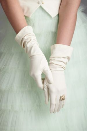 Essential Items for an Elegant Bride: A Cute Collection of Gloves by Type ♡にて紹介している画像