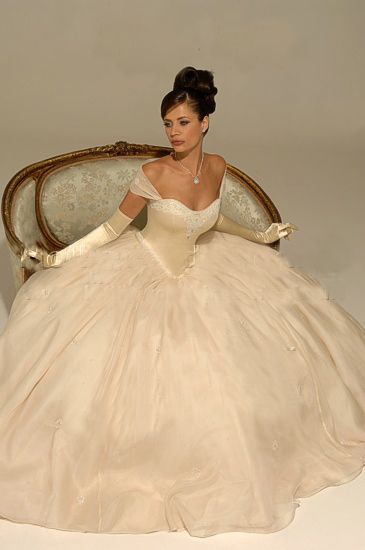 Essential Items for an Elegant Bride: A Cute Collection of Gloves by Type ♡にて紹介している画像