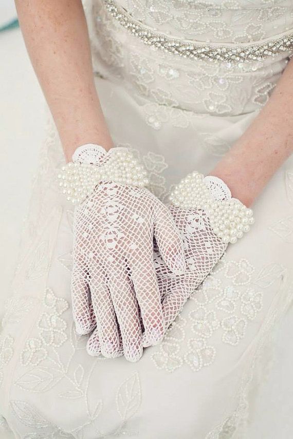 Essential Items for an Elegant Bride: A Cute Collection of Gloves by Type ♡にて紹介している画像
