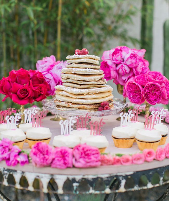 The Adorable New Type of Wedding Cake That Fulfills Childhood Dreams: Stacked Pancakes!にて紹介している画像