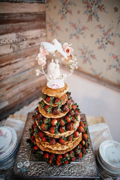 The Adorable New Type of Wedding Cake That Fulfills Childhood Dreams: Stacked Pancakes!にて紹介している画像