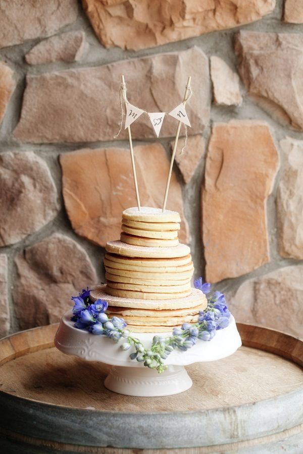 The Adorable New Type of Wedding Cake That Fulfills Childhood Dreams: Stacked Pancakes!にて紹介している画像